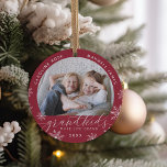 Großkinder machen Life Grand Foto Keramik Ornament<br><div class="desc">Mit diesem wunderschönen Foto-Ornament aus der Keramik kreieren Sie ein süßes Geschenk für eine geliebte Oma oder einen Großvater. "Großkinder machen das Leben groß" erscheint am unteren Ende mit weißen Schneeflockenakzenten. Personalisieren Sie sich mit dem Jahr darunter, und die Enkelkinder-Namen kurbeln über die Spitze. Fügen Sie der Rückseite ein zweites...</div>
