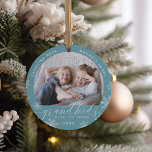 Großkinder machen Life Grand Foto Keramik Ornament<br><div class="desc">Mit diesem wunderschönen Foto-Ornament aus der Keramik kreieren Sie ein süßes Geschenk für eine geliebte Oma oder einen Großvater. "Großkinder machen das Leben groß" erscheint am unteren Ende mit weißen Schneeflockenakzenten. Personalisieren Sie sich mit dem Jahr darunter, und die Enkelkinder-Namen kurbeln über die Spitze. Fügen Sie der Rückseite ein zweites...</div>