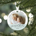 Großkinder machen Life Grand Foto Ornament<br><div class="desc">Schenken Sie eine süße Gabe für eine geliebte Oma oder einen Großvater mit diesem wunderschönen Foto. "Enkelkinder machen das Leben groß" erscheint am unteren Ende,  das Jahr darunter,  und die Namen der Enkel kurbeln über die Spitze. Fügen Sie der Rückseite ein zweites Foto hinzu.</div>