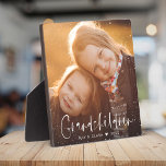 Großkinder Modernes Foto für benutzerdefinierte Sc Fotoplatte<br><div class="desc">GRANDCHILDREN: Großeltern,  Valentinstag,  Muttertag oder Feiertage: Diese moderne Foto-Plakette ist leicht mit Ihrem bevorzugten Foto im minimalistisch gepunkteten Rahmen zu gestalten. Der unten stehende Text kann personalisiert sein,  die Namen der Kinder zu lesen.</div>