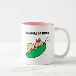Großmutter der Zwillings-Erbsen in eine Hülsen-d Zweifarbige Tasse