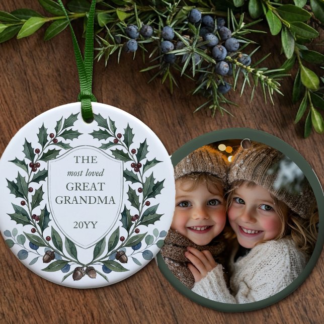 Großmutter Holly Crest Weihnachtsfoto Keramik Ornament (Winter Crest Photo Ornament - Old Money Heritage Christmas collection by Darling & May)
