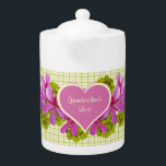 Großmutter-Liebe Herz<br><div class="desc">Hübsche, rosa Geranien mit kariertem und rosa Farbband verleihen einer Großmutter eine liebevolle Touch zum Teekannen. Personalisieren Sie Text mithilfe der bereitgestellten Vorlagen. Dieses schöne Design können Sie auch auf dem anderen Großelterntag für Großmütter-Produkte genießen, die in meinem Geschäft erhältlich sind. Originelles Design von Anura Design Studio.</div>