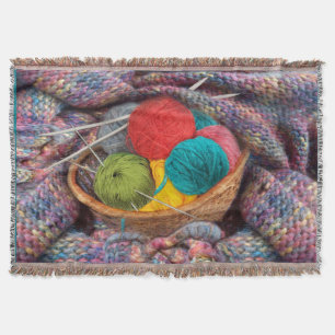 Großmutter strickt decke