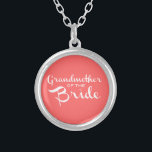 Großmutter von Bride White auf Peach Versilberte Kette<br><div class="desc">Niedliche Art für die Großmutter der Braut,  die Welt lassen,  kennen die Neuigkeiten. Ideal für Junggeselinnen-Abschiede und andere Hochzeitsfeiern.</div>