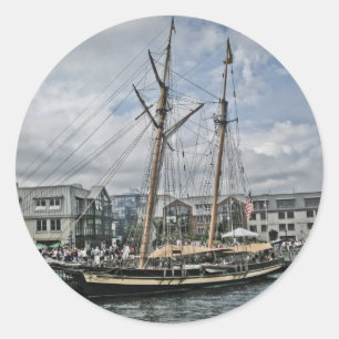 Großschiff in Halifax Runder Aufkleber