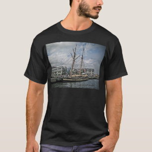 Großschiff in Halifax T-Shirt