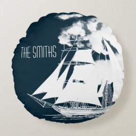 Großschiff und Wolken Rundes Kissen