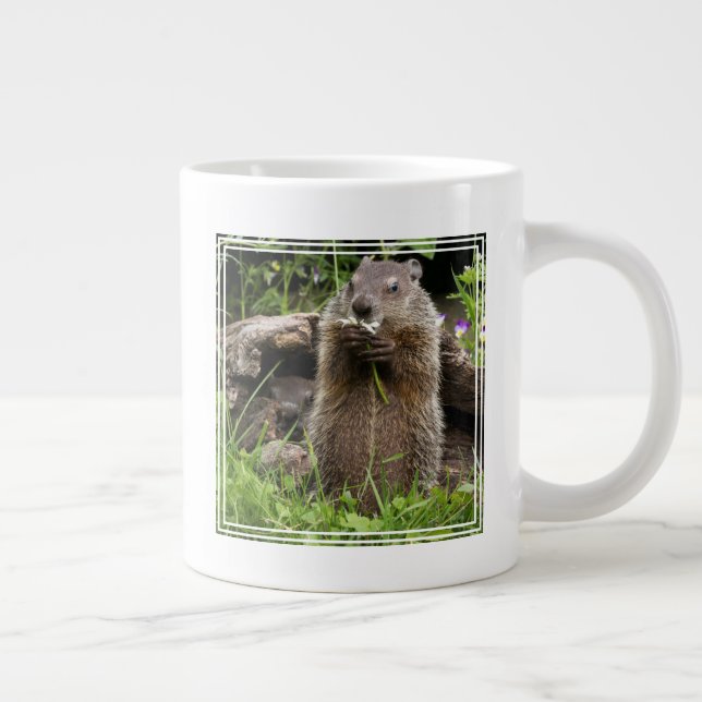 Ground Hog Munching auf einer Blume Jumbo-Tasse (Rechts)