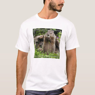Ground Hog Munching auf einer Blume T-Shirt