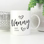 Grubenjahr als Oma Kaffeetasse<br><div class="desc">Mit diesem einfachen Design,  das "Gruscha" in handgezeichneten Schriftzeichen mit Herz-Akzent enthält,  kreieren Sie einen süßen Sake für Oma. Personalisieren Sie mit dem Jahr,  in dem sie eine Großmutter für einen niedlichen Muttertag oder eine Schwangerschaftsankündigung geworden ist.</div>