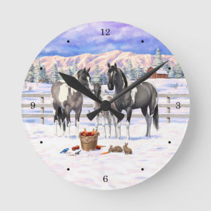 Grulla Pinto Gray Paint Horses on Winter Farm Runde Wanduhr