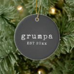 Grumpa | Funny Grumpy Grandpa in Schwarz und Weiß Keramik Ornament<br><div class="desc">Mit diesem verspielten Weihnachtsbaumschmuck lacht die Grumpa in dieser Urlaubssaison! Mit einem Retro-Schreibmaschinen-Schriftart in knalligem Weiß auf schwarzem Hintergrund ist es perfekt für den Großvater, der immer ein wenig mürrisch ist. Dieser lustige Schmuck verleiht dem Baum ein wenig Spaß und verleiht ihm ein tolles Gaumengeschenk, um seinen Urlaubssgeist zu stärken....</div>
