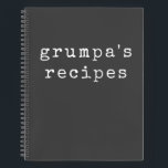 Grumpa | Funny Grumpy Grandpa Schwarz-weißes Rezep Notizbuch<br><div class="desc">Ein leeres Rezept Tagebuch nur für Grumpa! Personalisiert mit einem Retro-Schriftart in Weiß auf schwarzem Hintergrund. Großes Gag-Geschenk für den grauenhaften Opa.</div>