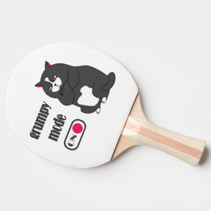 Grumpiger Modus bei lustiger, dicker Katze Tischtennis Schläger