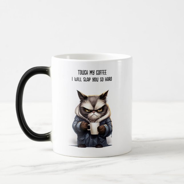 Grumpische Katze mit Tasse Kaffee (Links)