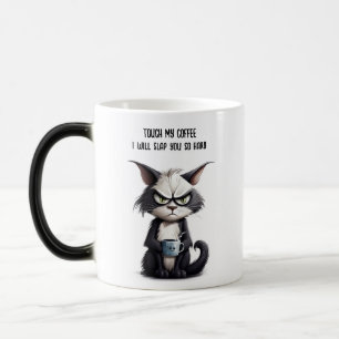 Grumpische Katze mit Tasse Kaffee
