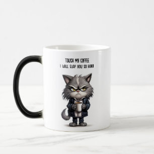 Grumpische Katze mit Tasse Kaffee