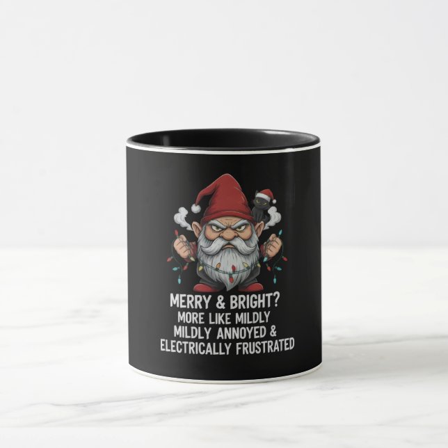 Grumpy Christmas Gnome Tangled Lights Black Cat  Tasse (Zentrum)