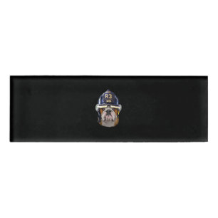 Grumpy English Bulldog Wear Firefighter Helm Namenschild