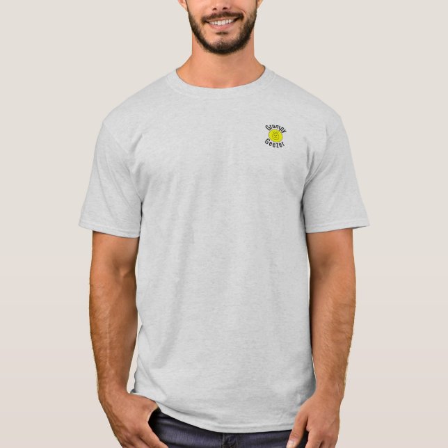 Grumpy Geezer kleines gebogenes Textlogo T-Shirt (Vorderseite)