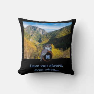 Grumpy Owl Nesting on Monogram Egal Foto Kissen