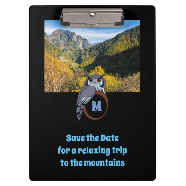 Grumpy Owl Nesting on Monogram Egal Foto Klemmbrett (Vorderseite)