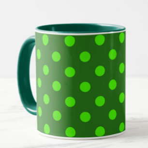 Grün auf dunkelgrünem Tupfenmuster-Design  Tasse
