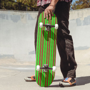 Grün-braunes stilvolles Streifenmuster-Design Skateboard