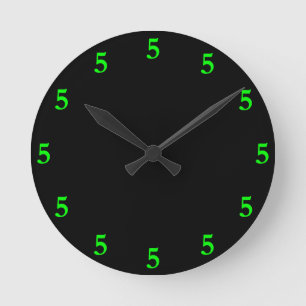 Grün fünf Uhr irgendwo auf schwarz
