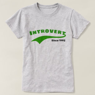 Grün Introvert Typografieswoosh-Gewohnheits-Datum T-Shirt