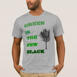 Grün ist das neue Schwarze im Schwarzen T-Shirt