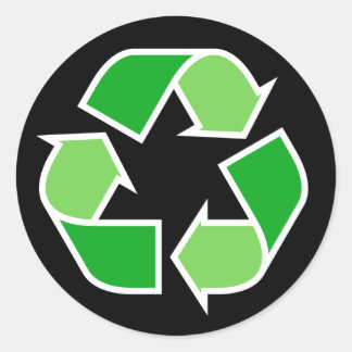 Grün recycelnd recycelnd Symbol auf schwarzem Hint Runder Aufkleber