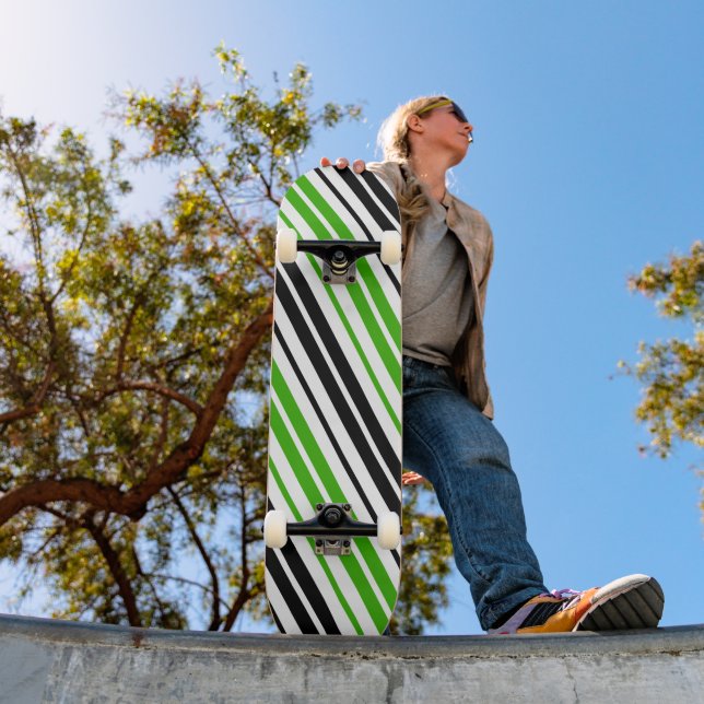 Grün Schwarz Weiß Streifen Muster Design  Skateboard (Außen 1)