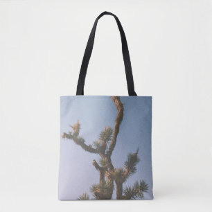 GRÜN UND BROWN BAUM UNTER BLAUEM HIMMEL