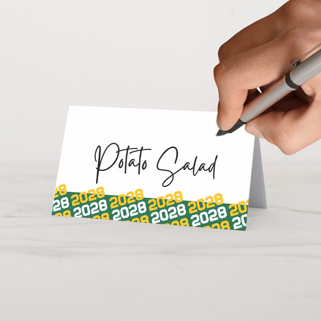 Grün und Gold Abschluss Jahr Faltenfutter oder Platzkarte (Green and Yellow Gold Class of Any Year Graduation Label Cards for Food, Drinks or Seating)
