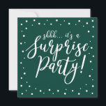 Grün und Weiß | 60. Geburtstagsparty Einladung<br><div class="desc">Feiern Sie Ihren besonderen Tag mit diesem weißen und grünen,  modernen Überraschungsgeschenk Geburtstagsgeschenk-Template. Dieses Design zeichnet sich durch schicke goldtexturierte Kalligraphie und Konfetti-Hintergrund aus. Sie können den Text an jeden Geburtstag oder jedes Ereignis anpassen. (21.,  30.,  40.,  50.,  60.,  70.,  80.,  90.,  100.)</div>