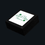 Grün, Weiß Kleeblätter Trauzeugin Trinkbox Geschenkbox<br><div class="desc">Diese personalisierte Schmuckbox aus Smaragdgrün und Weiß Trauzeugin hat das Glück,  vier Blatt Kleeblätter darauf,  zusammen mit einem Spot,  um mit einem Namen,  Initialen oder anderen Text anpassen. Wenn Sie Änderungen wünschen oder Hilfe bei der Anpassung Ihres Textes benötigen,  schreiben Sie bitte eine E-Mail an niteowlstudio@gmail.com.</div>