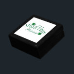 Grün, Weiß Kleeblätter Trauzeugin Trinkbox Geschenkbox<br><div class="desc">Diese personalisierte Schmuckbox aus Smaragdgrün und Weiß Trauzeugin hat das Glück,  vier Blatt Kleeblätter darauf,  zusammen mit einem Spot,  um mit einem Namen,  Initialen oder anderen Text anpassen. Wenn Sie Änderungen wünschen oder Hilfe bei der Anpassung Ihres Textes benötigen,  schreiben Sie bitte eine E-Mail an niteowlstudio@gmail.com.</div>