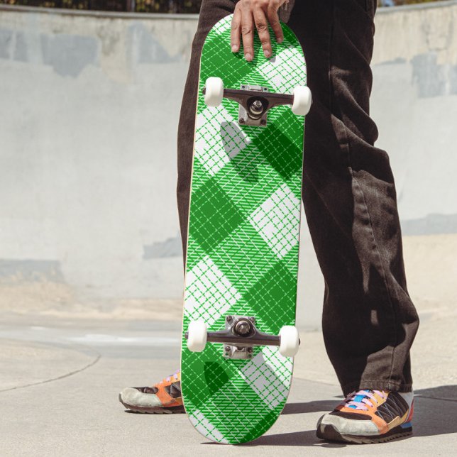 Grün-weißer, fett karierter Karo-Design  Skateboard (Von Creator hochgeladen)