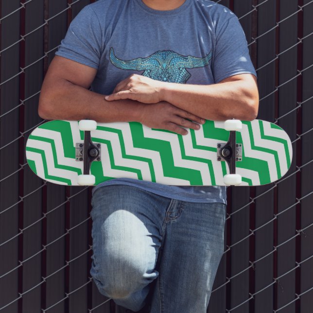 Grün-weißes Chevron-Zickzack-Musterdesign Skateboard (Außenbereich 3)