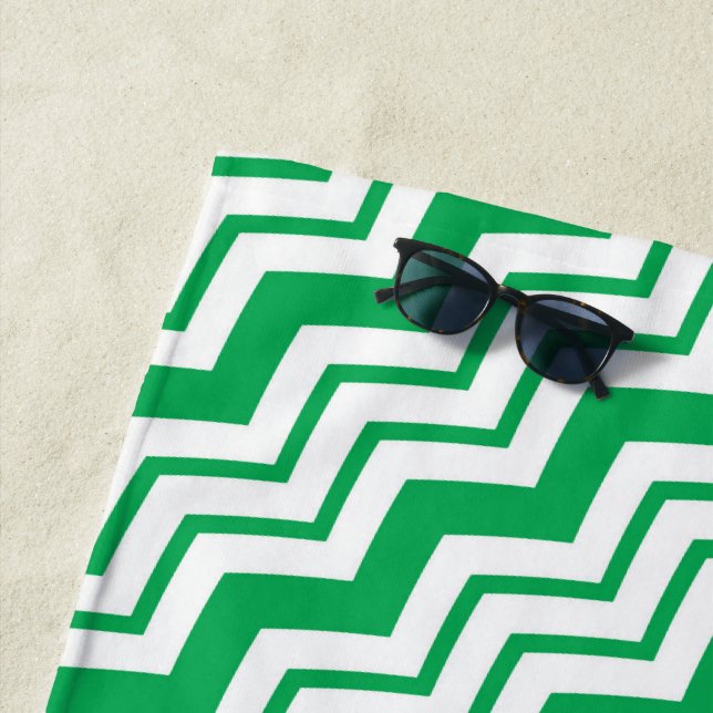 Grün-weißes Chevron-Zickzack-Musterdesign  Strandtuch (Beispiel)