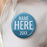 Grundlegendes Blue White Custom Campaign Design Button<br><div class="desc">Ein modernes Design mit einem Platz,  um den Kandidatennamen und das Datum hinzuzufügen. Ein einfaches,  modernes Design,  das schlicht und minimalistisch ist.</div>
