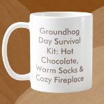 Grundriss-Überlebenskit Kaffeetasse<br><div class="desc">Bleibe gemütlich und zubereitet mit dieser köstlichen "Groundhog Day Survival Kit" Kaffee-Tasse! Mit einem charmanten Satz, der das Wesentliche auflistet - heiße Schokolade, warme Socken und ein gemütlicher Kamin - ist diese Tasse der ideale Ort, um Ihr Lieblingsgetränk zu genießen, während Sie im Frühling gewartet werden. Ein großartiges Geschenk für...</div>