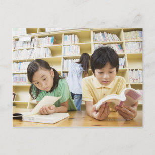 Grundschulschüler lesen ein Buch Postkarte