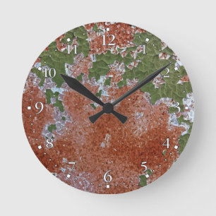 Grüne abblätternde Farbe auf rostigem Metall Runde Wanduhr
