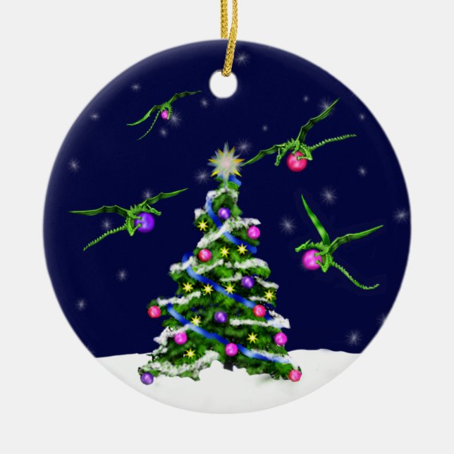 Grüne Baby-Drachen umkreisen einen Weihnachtsbaum Keramikornament (Vorne)