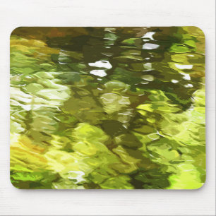 Grüne Baumblätter spiegeln sich im Wasser Mousepad