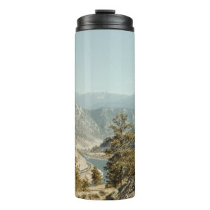 GRÜNE BÄUME AUF BERG WÄHREND DES TAGES THERMOSBECHER