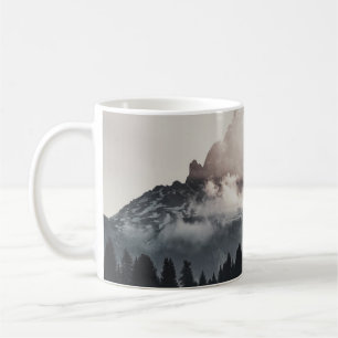 GRÜNE BÄUME AUF DEM BERG UNTER WEISSEN STRÖMEN KAFFEETASSE